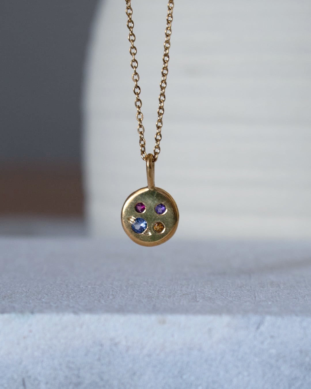 Joyas Familia: piezas minimalistas y personalizables con piedras de nacimiento, ideales para regalo o como autoregalo lleno de significado.
MOD MALAGA, Joyeria emocional.