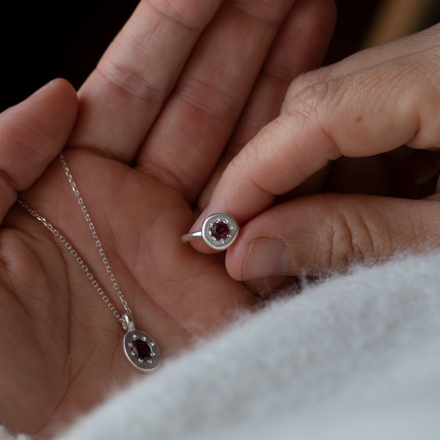 COLLAR Y ANILLO GRANATE