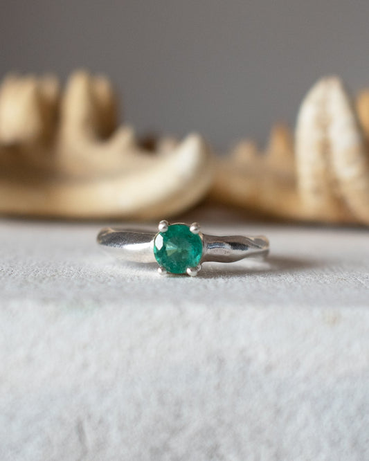 ANILLO CORAL DE ESMERALDA