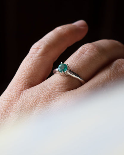 ANILLO CORAL DE ESMERALDA