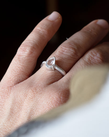 ANILLO ORGÁNICO TOPACIO BLANCO