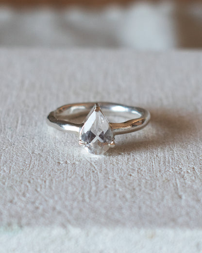 ANILLO ORGÁNICO TOPACIO BLANCO
