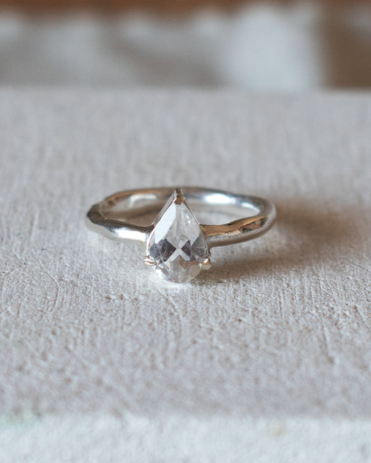 ANILLO ORGÁNICO TOPACIO BLANCO