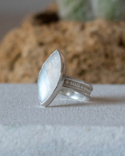 ANILLO DHARMA PIEDRA LUNA