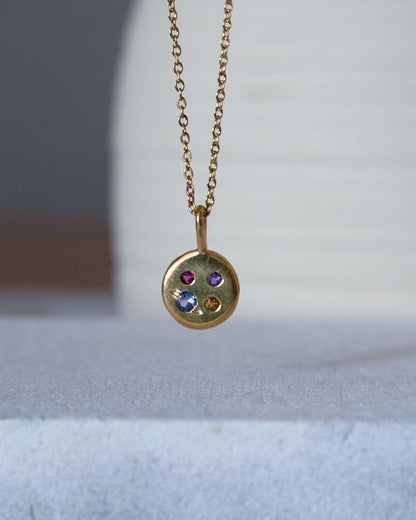 Joyas Familia: piezas minimalistas y personalizables con piedras de nacimiento, ideales para regalo o como autoregalo lleno de significado.
MOD MALAGA, Joyeria emocional.
