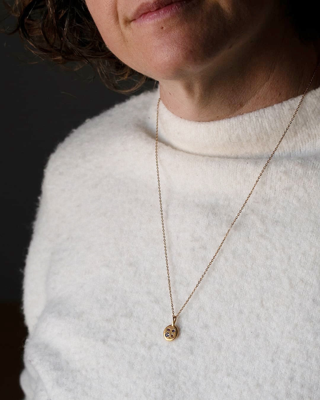 Joyas Familia: piezas minimalistas y personalizables con piedras de nacimiento, ideales para regalo o como autoregalo lleno de significado.
MOD MALAGA, Joyeria emocional.