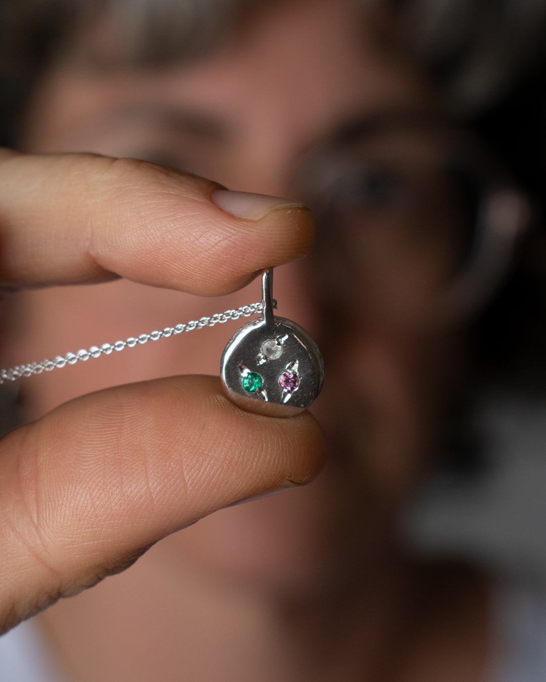 Joyas Familia: piezas minimalistas y personalizables con piedras de nacimiento, ideales para regalo o como autoregalo lleno de significado.
MOD MALAGA Joyería emocional