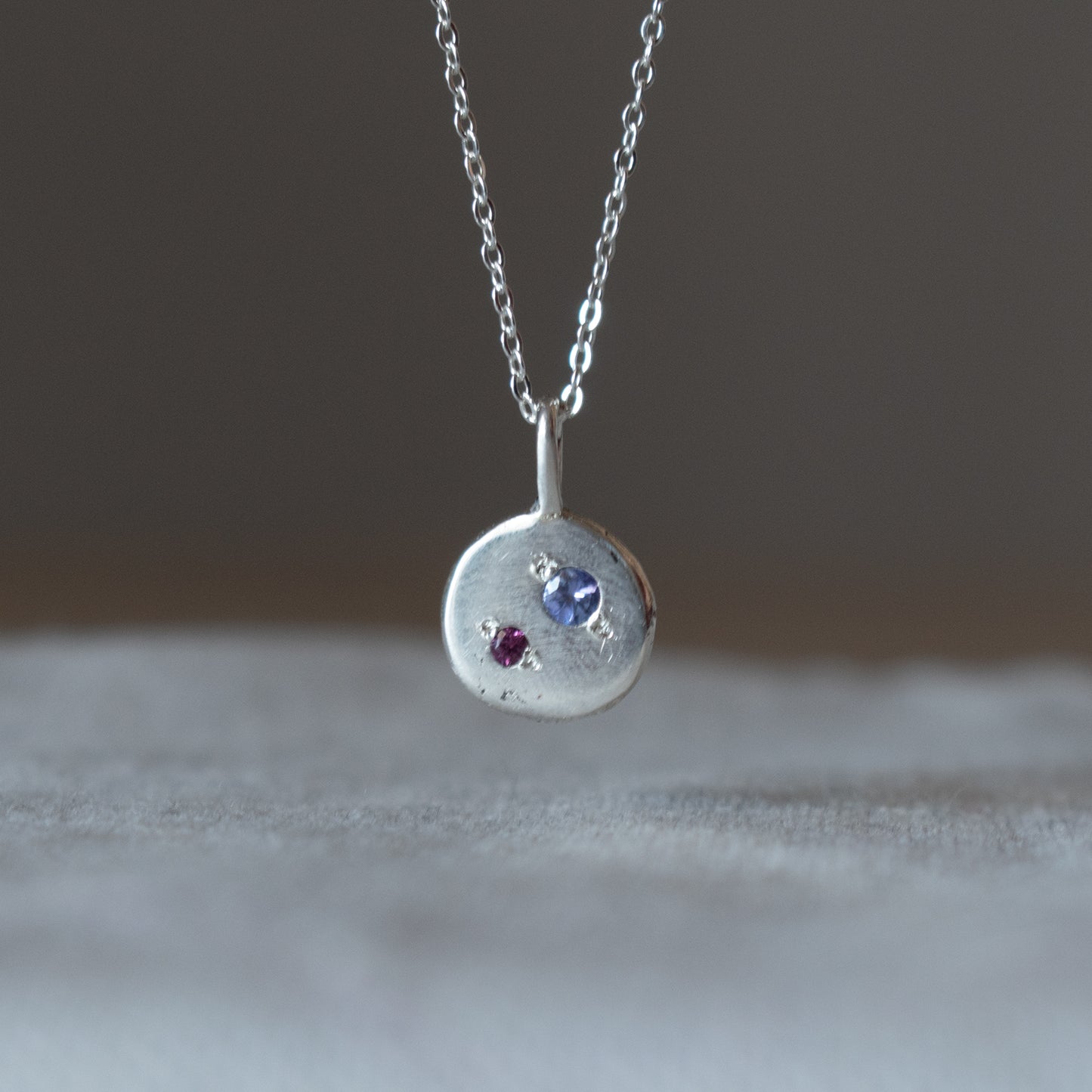 Joyas Familia: piezas minimalistas y personalizables con piedras de nacimiento, ideales para regalo o como autorregalo lleno de significado. 
MOD MALAGA, Joyería emocional