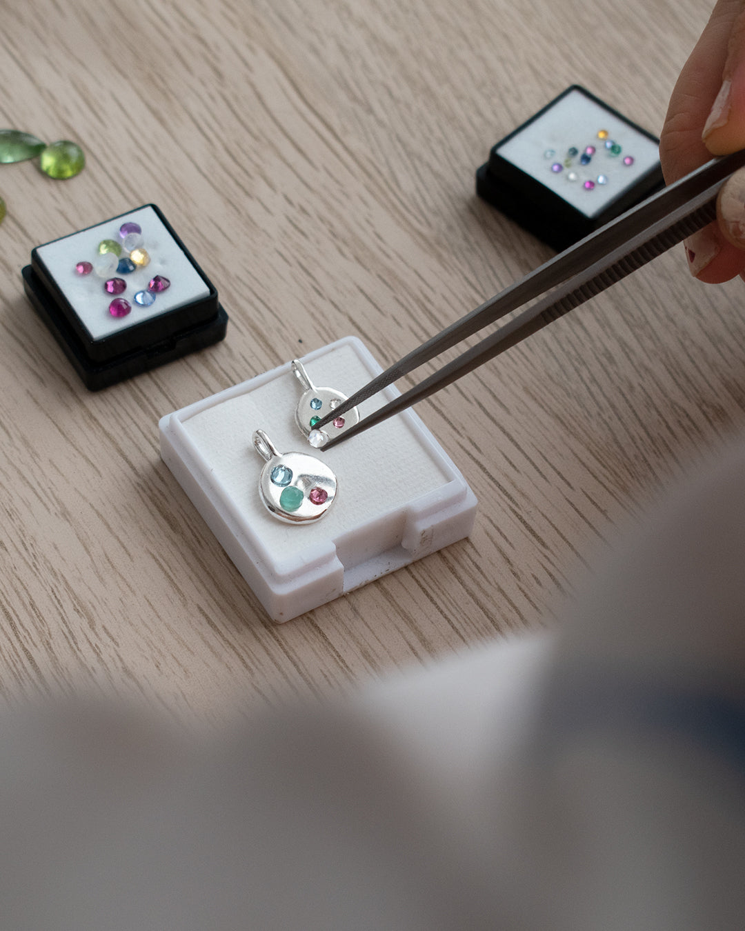 Selección manual de piedras
Joyas Familia: piezas minimalistas y personalizables con  piedras de nacimiento, ideales para regalo o como autoregalo lleno de significado.
MOD MALAGA, Joyería emocional